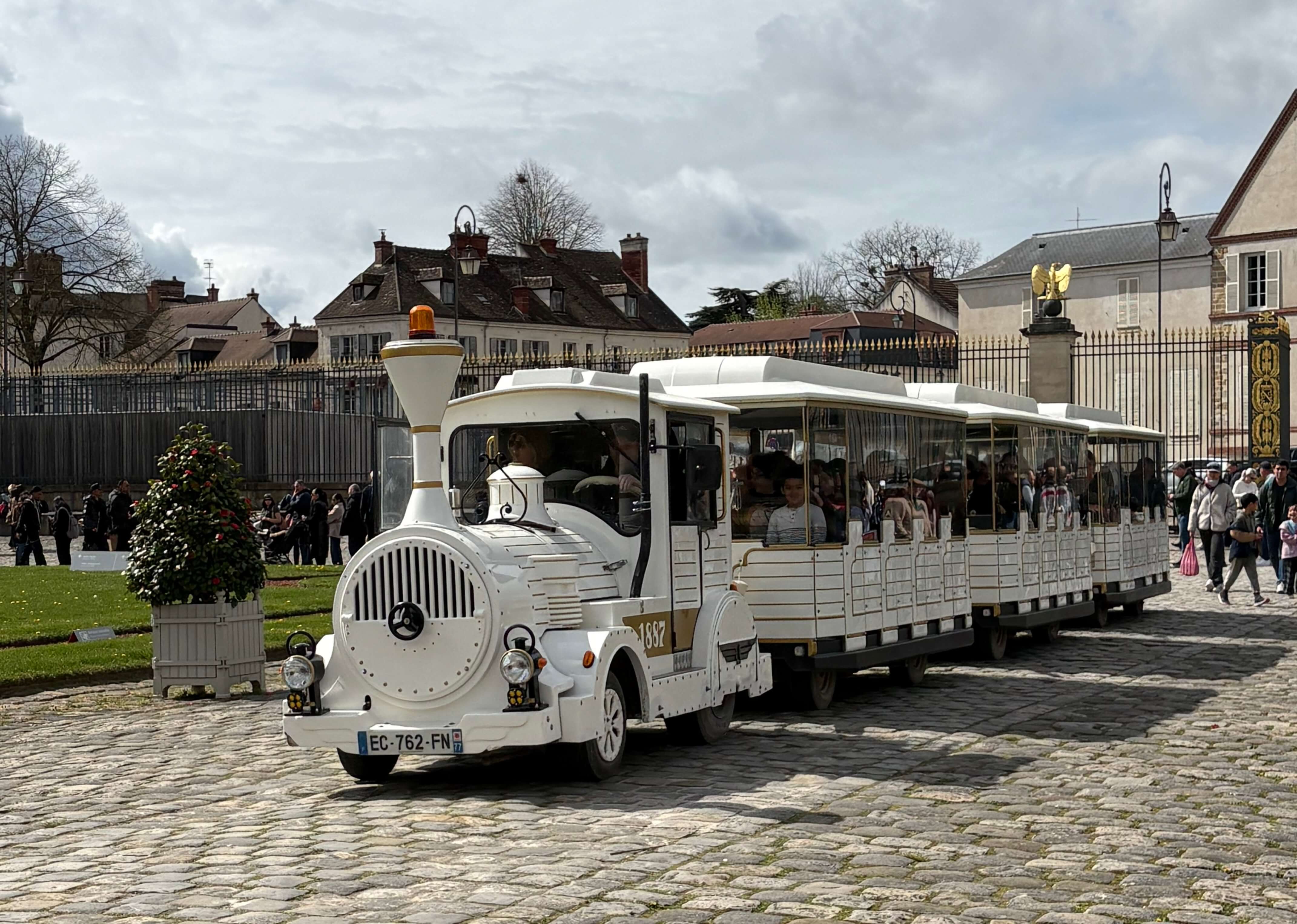 Petit train touristique devant un site patrimonial à Chantilly