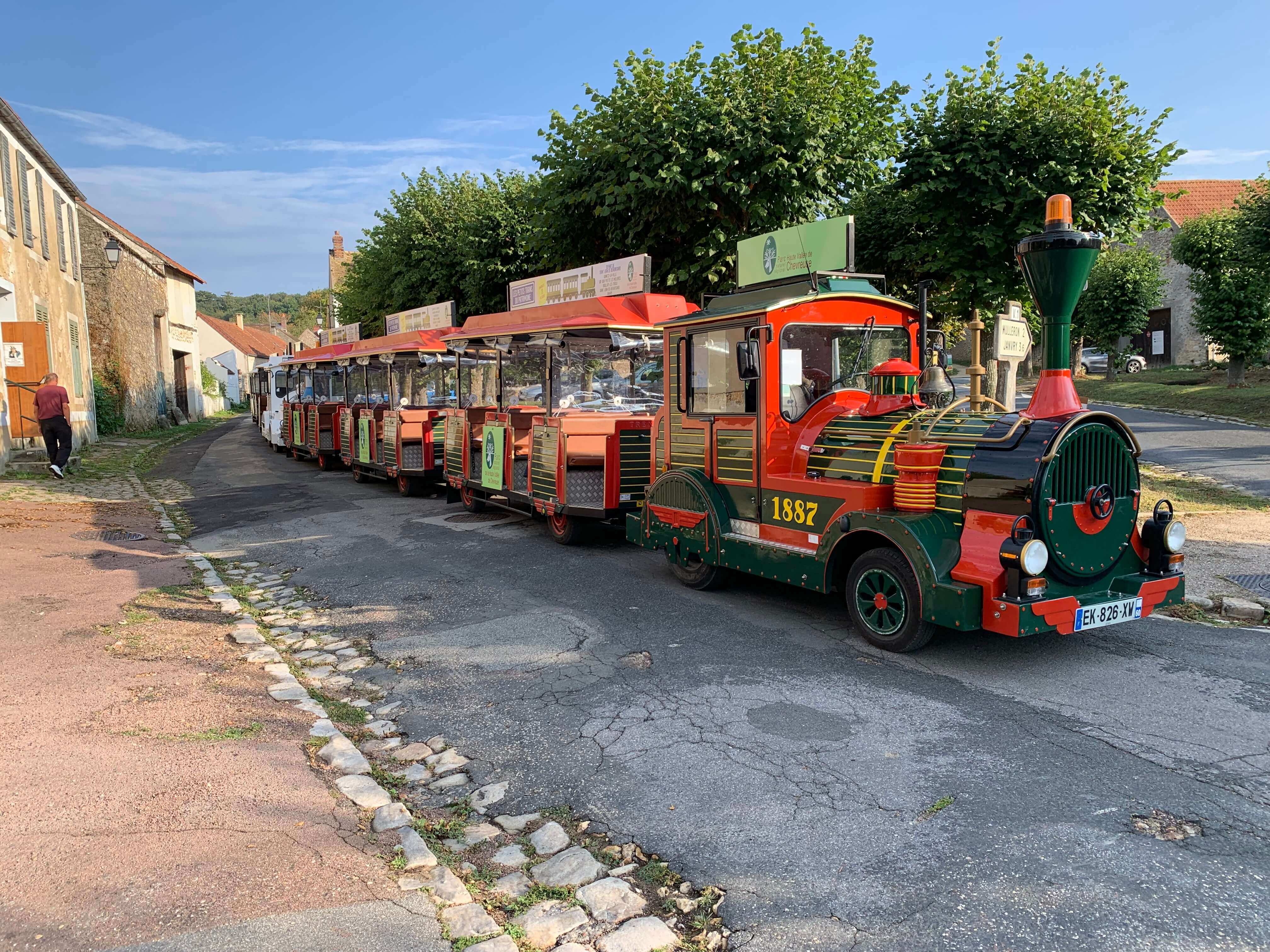 Petit train touristique sur un circuit